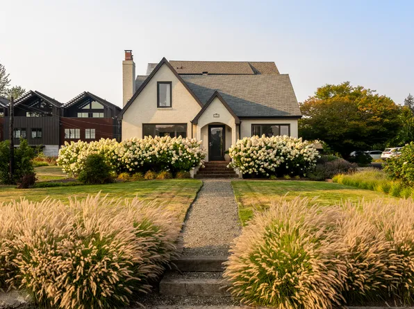 4569 Point White Dr NE, Bainbridge Island, WA 98110