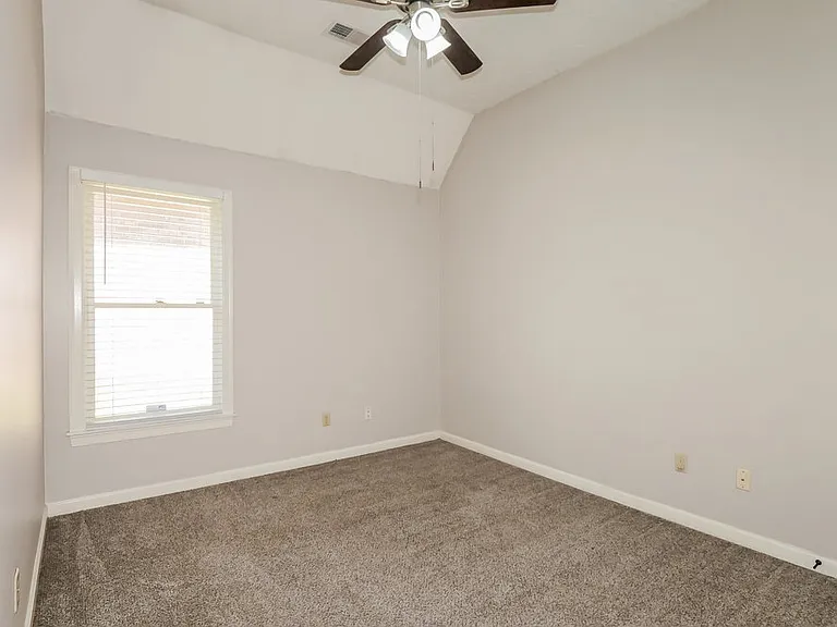 8633 Meadow Green Dr — Photo 15