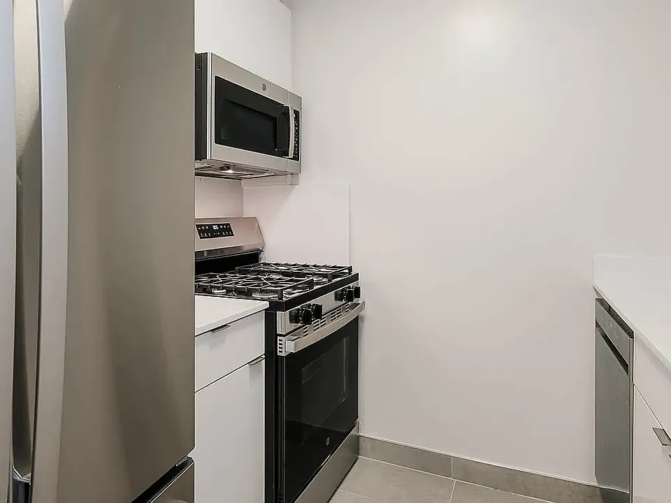 180 Riverside Blvd #16I