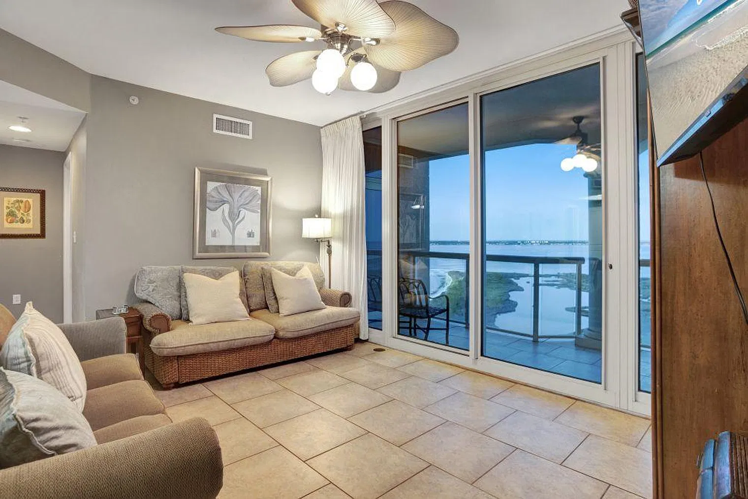 2 bed, 3.0 bath, 1323 sqft, $6,600 — Photo 2