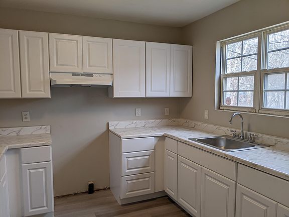 2nd image of 320 Kilarney Dr #1