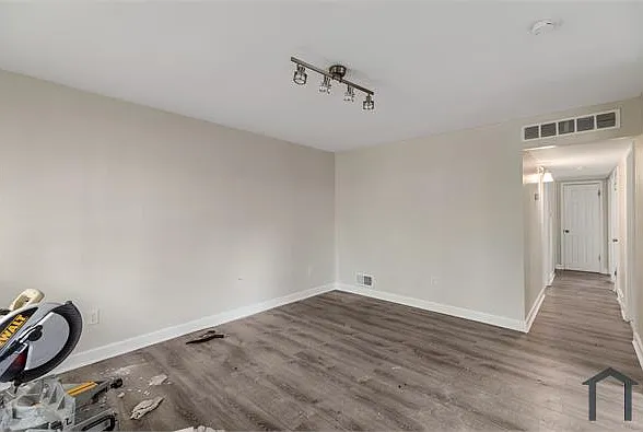 3 bed, 1000 sqft, $1,200 — Photo 3