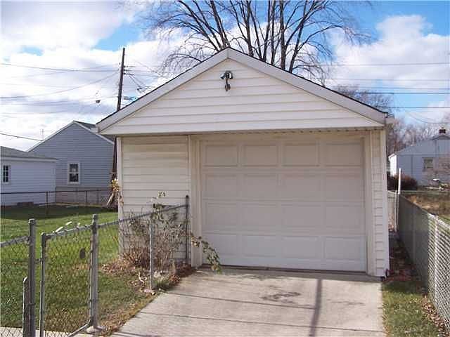 2nd image of 1826 Schomberg St
