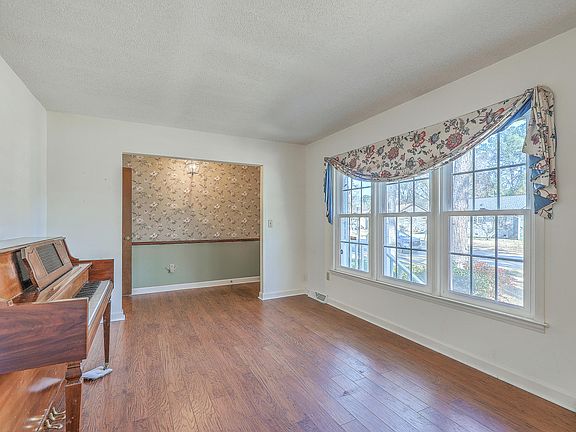 5th image of 319 Chessington Cir