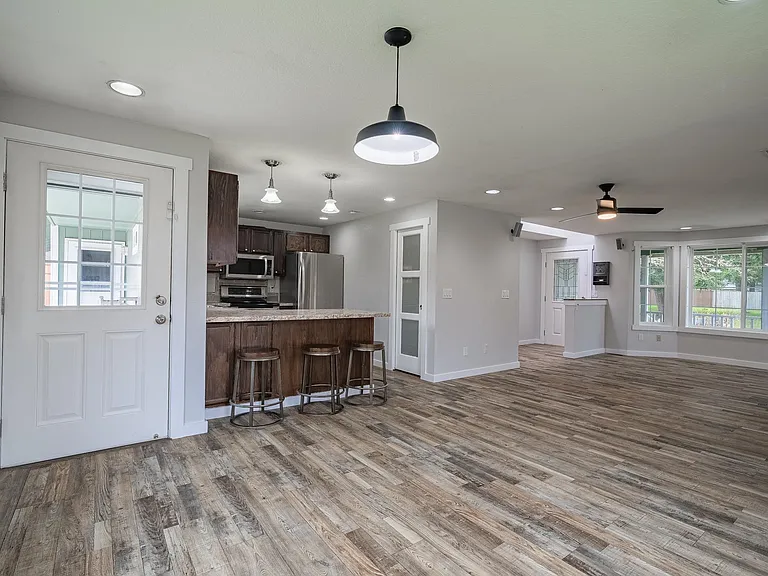 3840 Oxford Loop SE — Photo 4