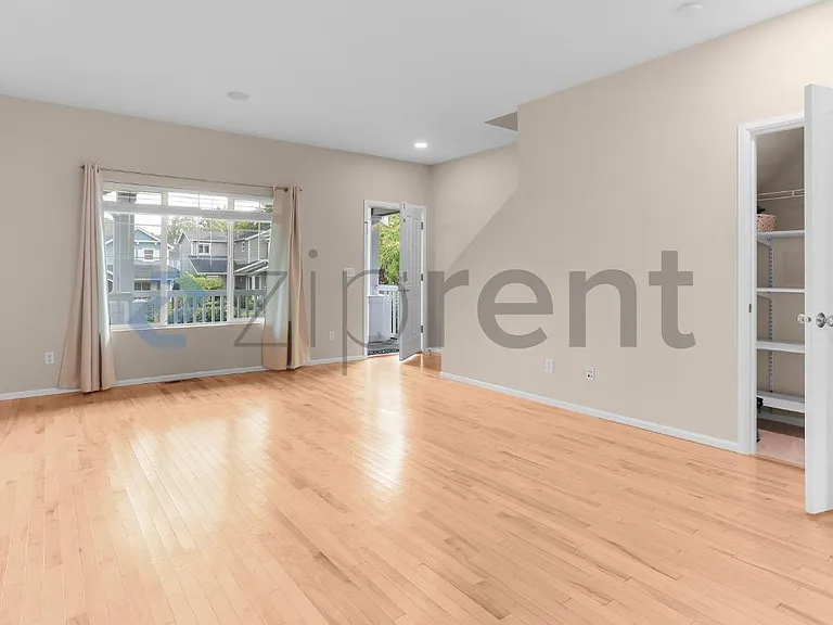 2478 NE Iverson Ln — Photo 3