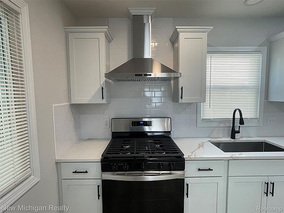 5th image of 3170 Robina Ave