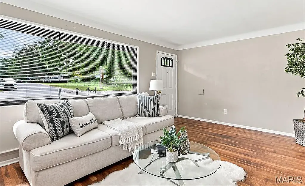 3 bed, 936 sqft, $1,750 — Photo 3