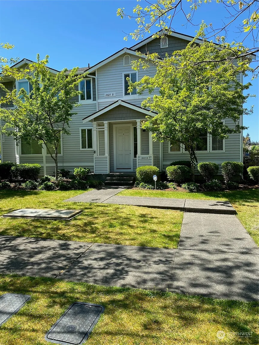 2025 Garry Oaks Avenue #B photo 1