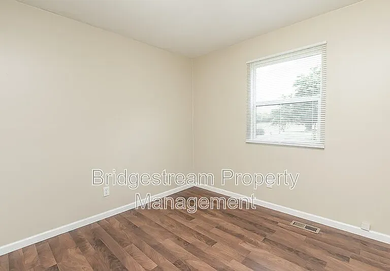 340 Walnut St — Photo 13