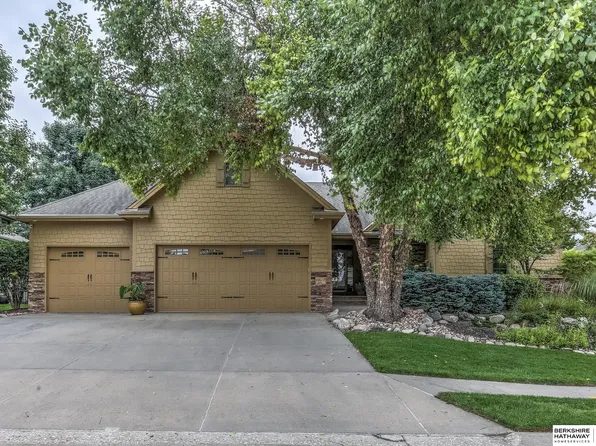 19607 Mayberry St, Elkhorn, NE 68022