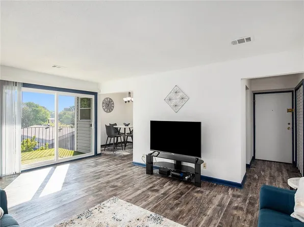 10110 W 96th Ter APT E, Overland Park, KS 66212