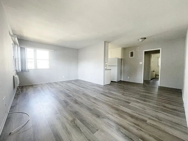 141 N Hamilton Dr — Photo 16