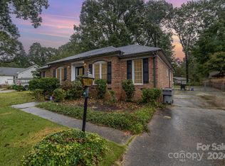 5718 Hollirose Dr, Charlotte, NC 28227