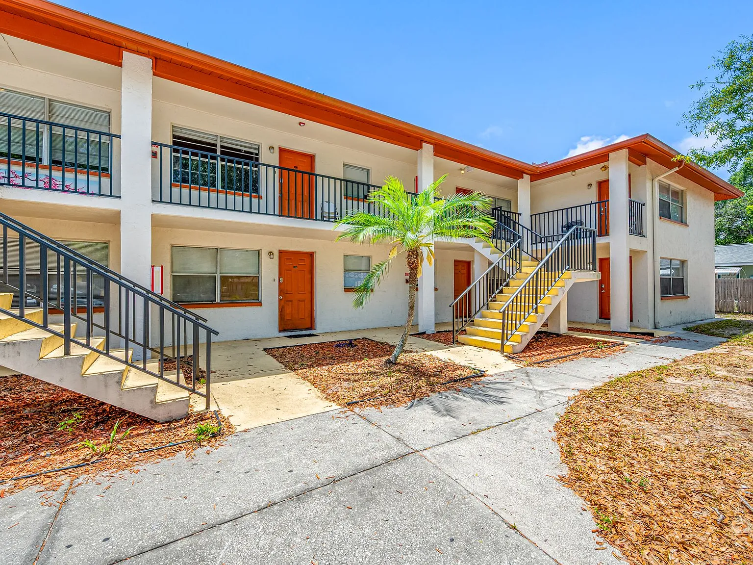 Spacious Clearwater Apartment with Laundry On Site — Photo 3
