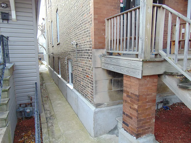943 W 33rd Pl #0 — Photo 9