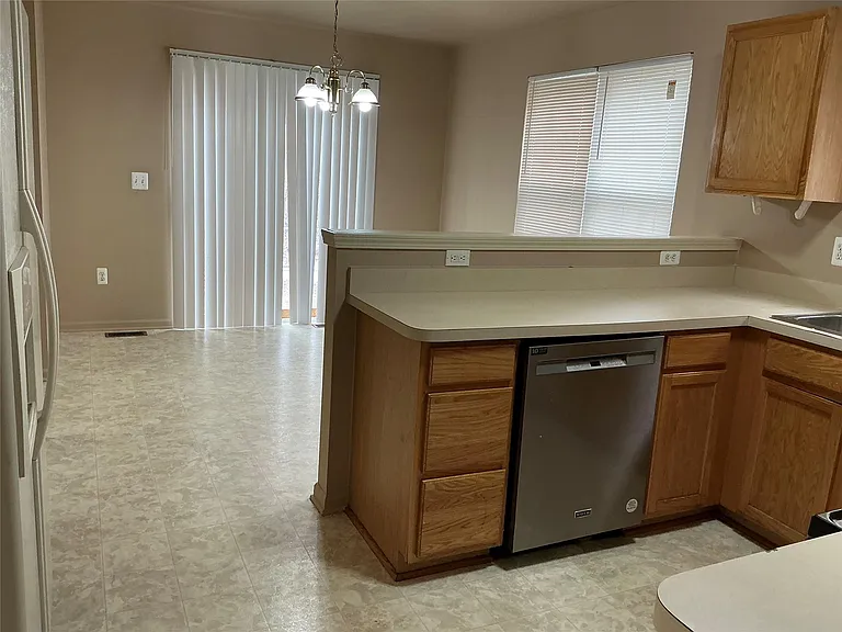 48161 Nottinghill Ln — Photo 16