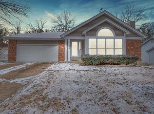 555 Enchanted Pkwy, Ballwin, MO 63021