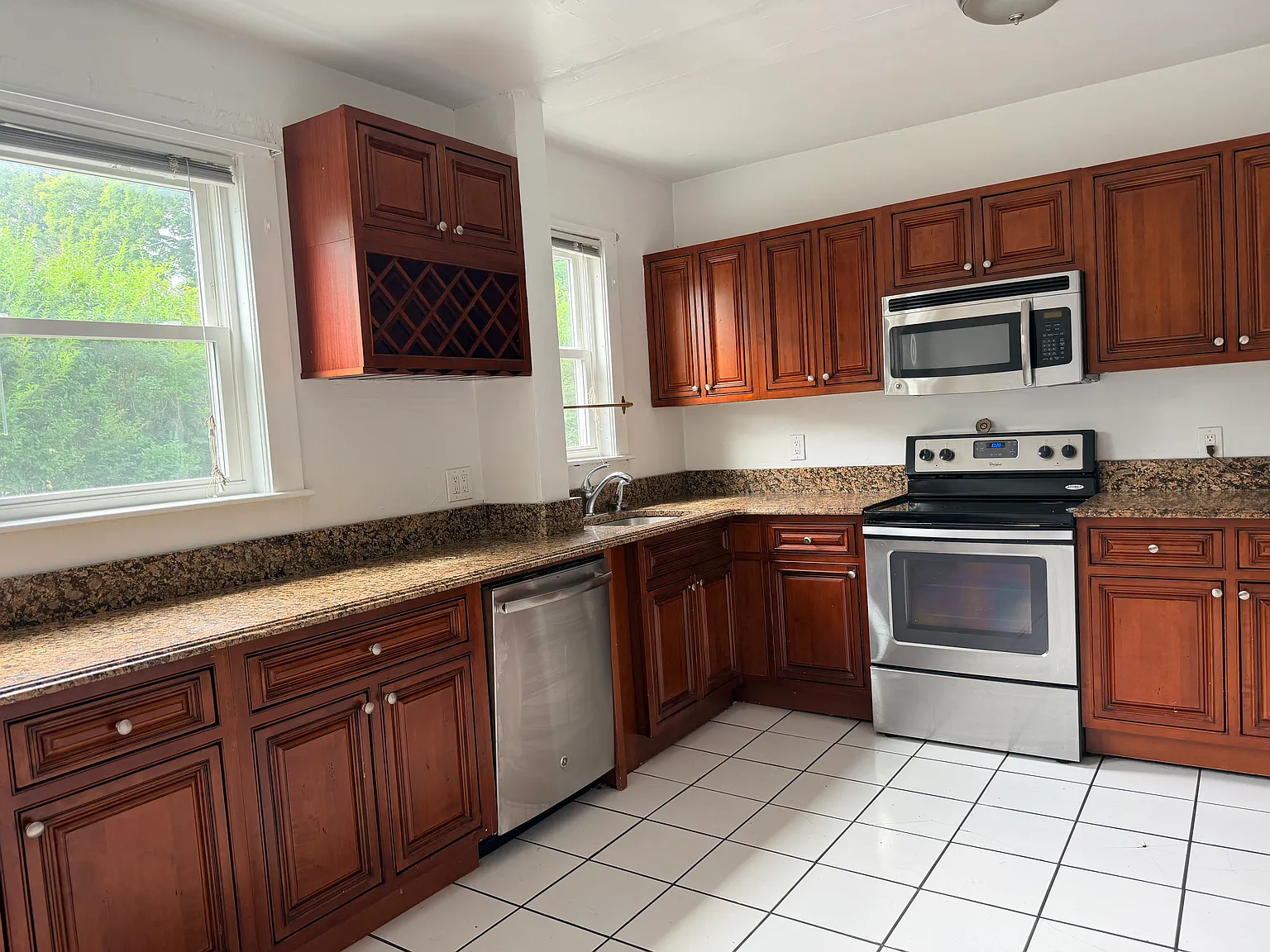 3 bed, 2.0 bath, 1350 sqft, $4,250 — Photo 3