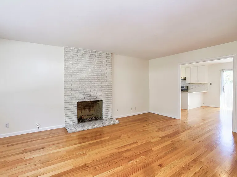 264 W Oakwood Blvd — Photo 1