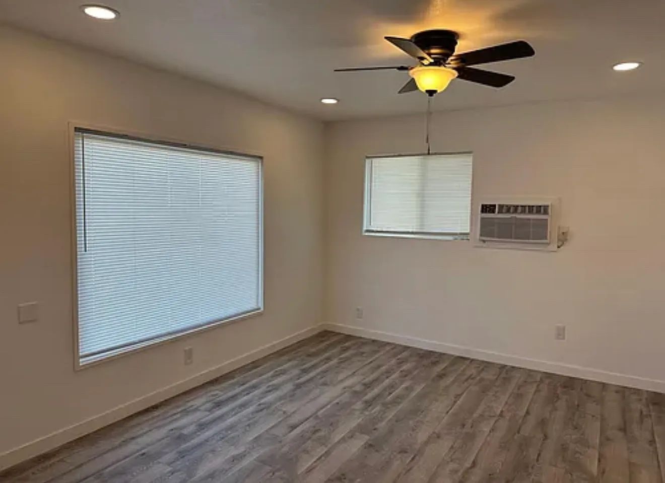 13950 Hesperia Rd — Photo 2
