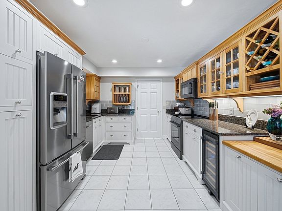 3rd image of 16 Country Club Rd Unit 16