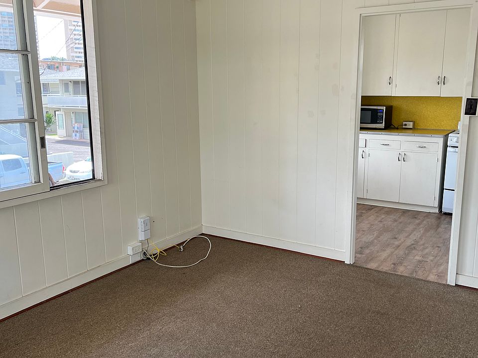Airy living room with access to spcious kitchen