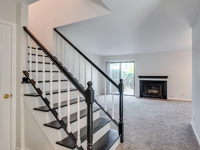 889 Heatherbrook Ct — Photo 3