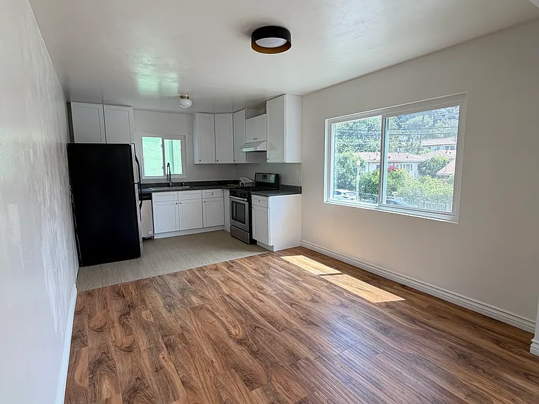 2421 N Beachwood Dr #2 — Photo 4