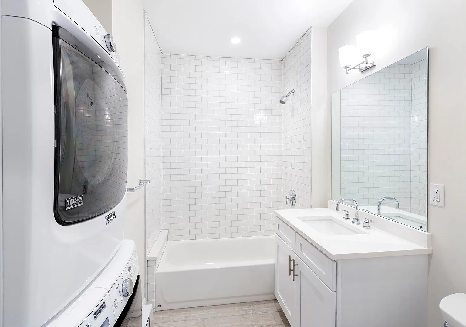 Charming 3 Bedroom-No Broker Fee — Photo 2