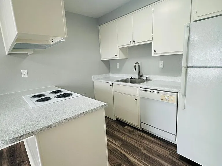 3829 Whitney Ave — Photo 17