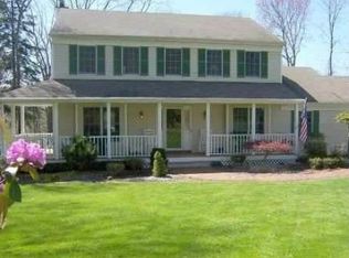 121 Hallock Ln, Rocky Point, NY 11778