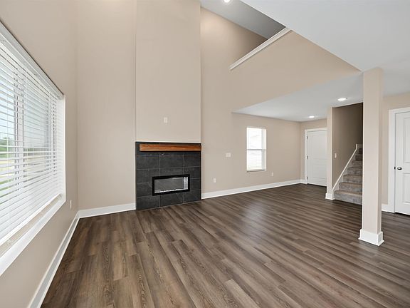 3rd image of 2704 Amelia Ln