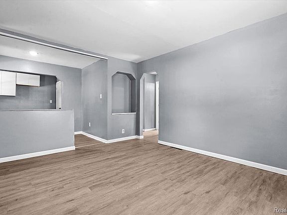 4th image of 16139 Lamphere St
