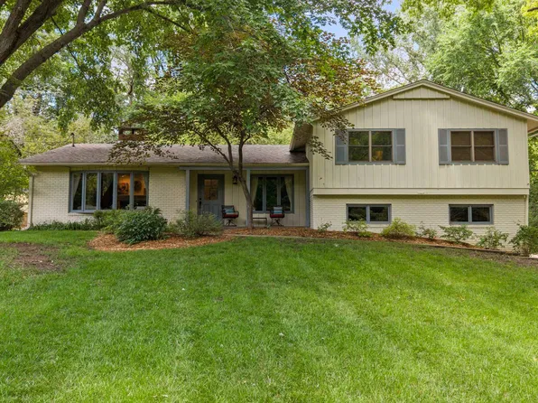 5080 Center Ct, Bettendorf, IA 52722