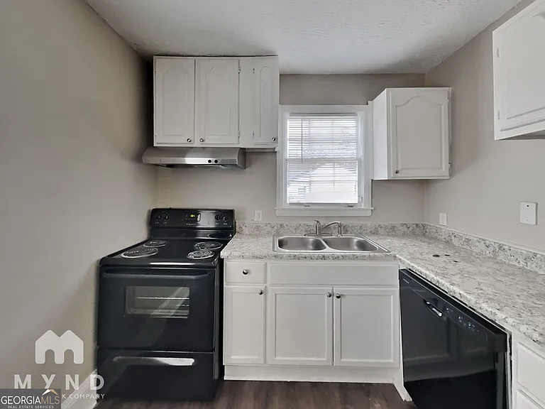 1284 Westmont Rd SW — Photo 4