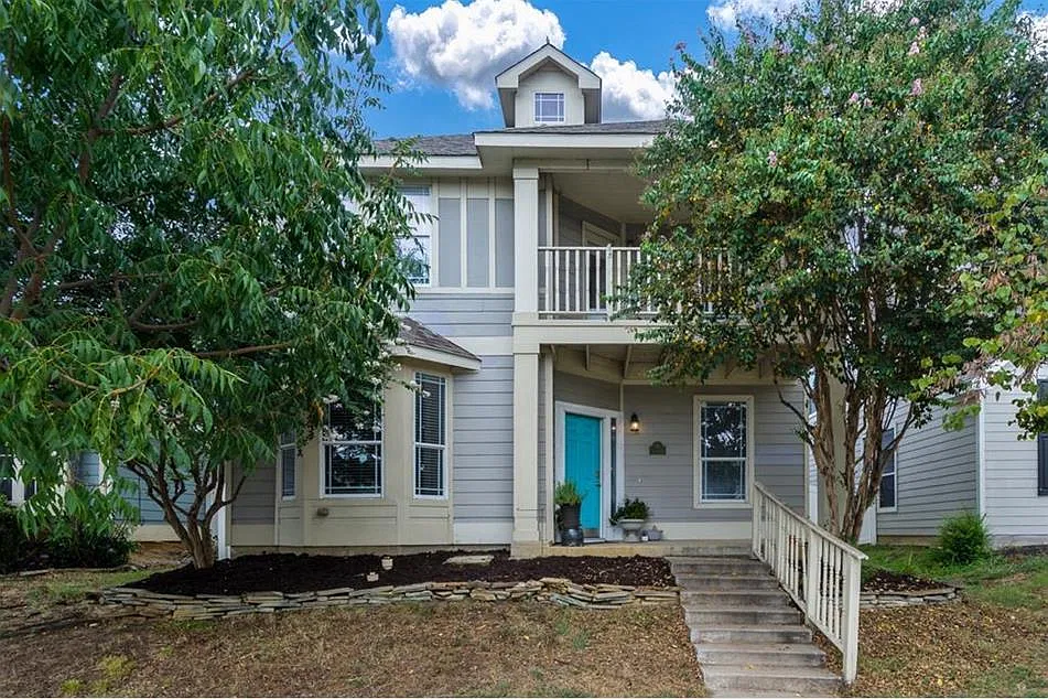 3 bed, 2.5 bath, 2079 sqft, $2,100 — Photo 3