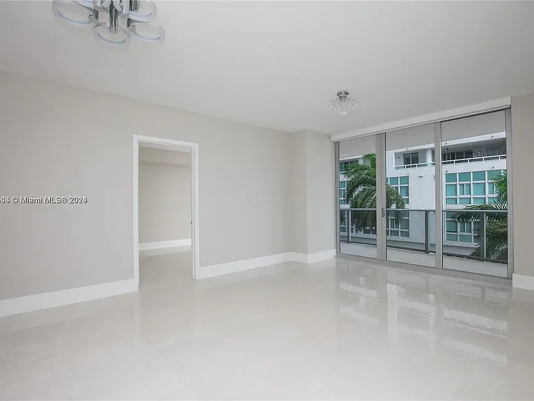 488 NE 18th St #311 — Photo 4