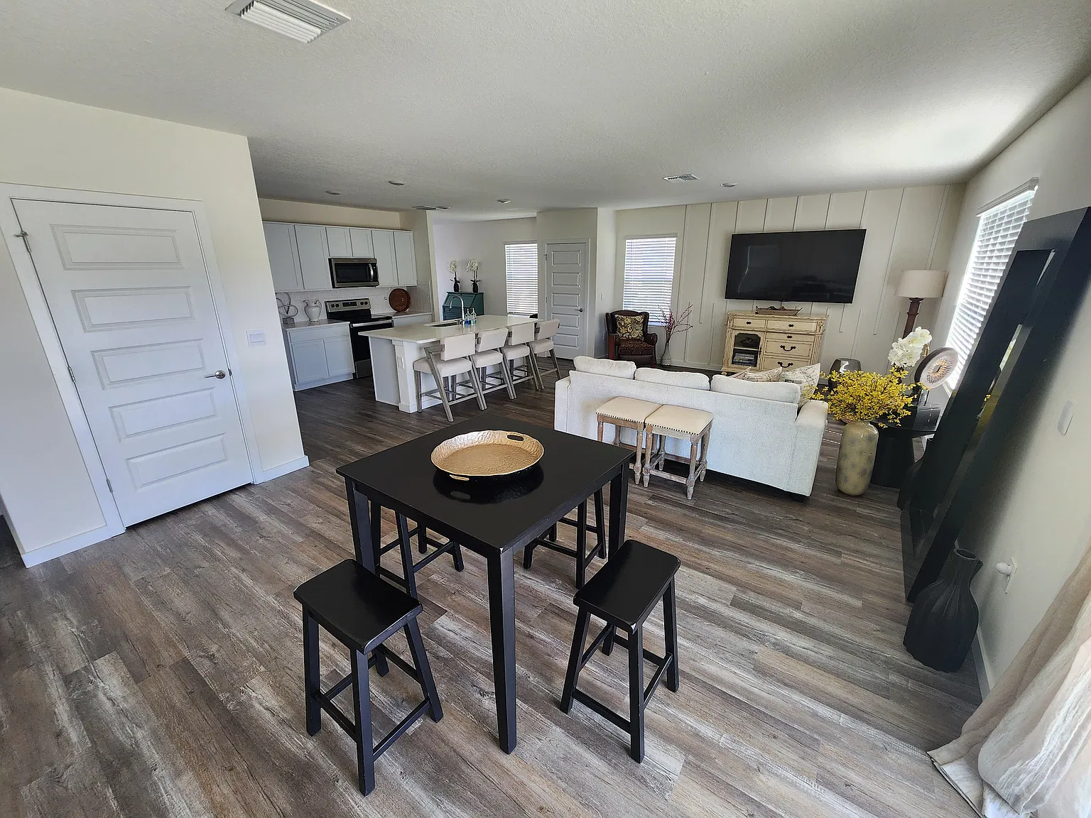 4 bed, 2.5 bath, 2260 sqft, $3,400 — Photo 2