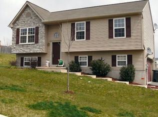 35 Burberry Ln, Mount Wolf, PA 17347