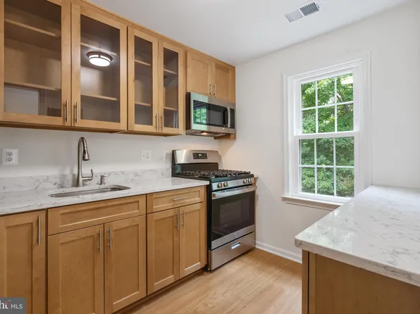 6727 W Wakefield Dr APT B2, Alexandria, VA 22307