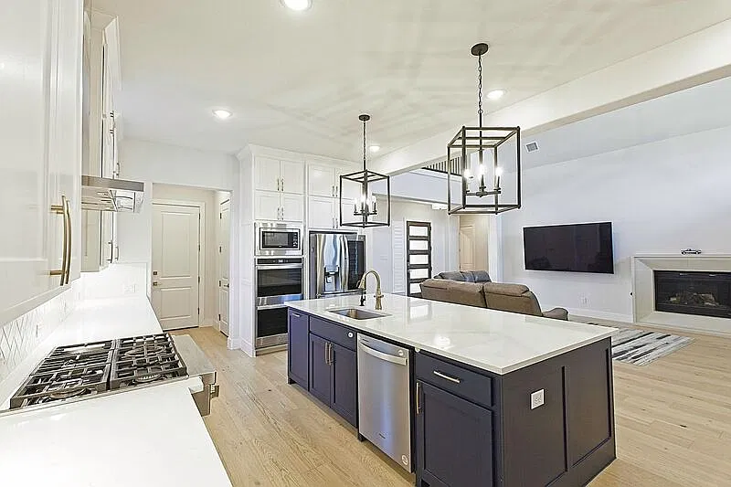 4 bed, 4.5 bath, 3879 sqft, $4,445 — Photo 3