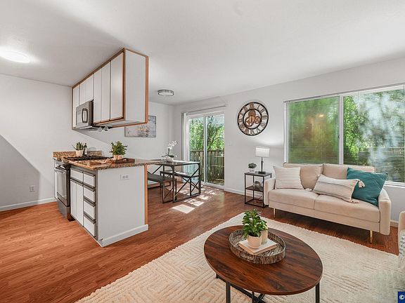 4th image of 475 NE Conifer Blvd