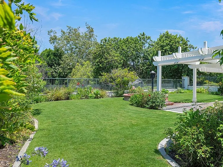 11 Pinewood Dr — Photo 4