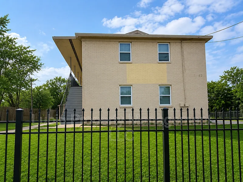 2 bed, 1.0 bath, $629 — Photo 1