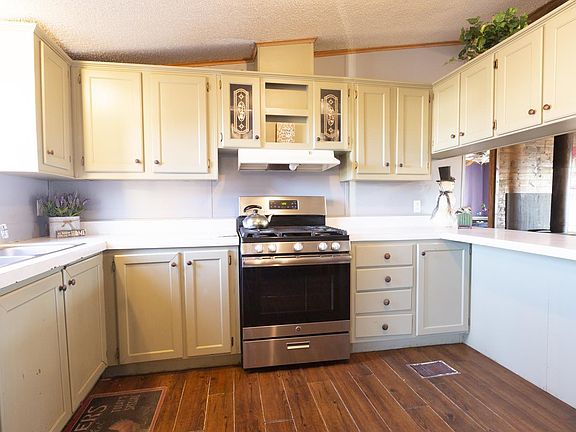 Newly painted kitchen & NEW Stove!
