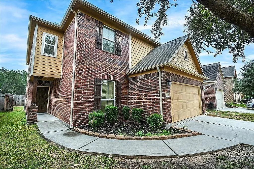 6 bed, 2.5 bath, 2630 sqft, $3,000 — Photo 1