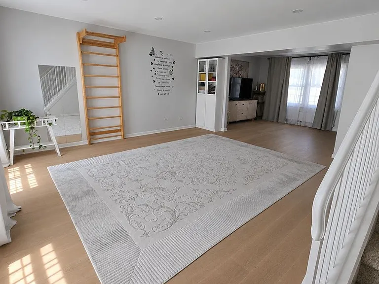 196 Grovenor Dr — Photo 3
