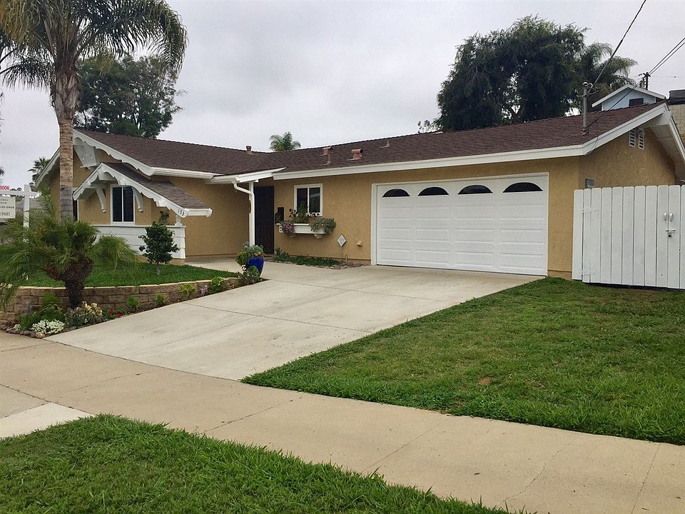 2 car garage, good size driveway and room for small boat or RV on large 2 sided open gate side yard