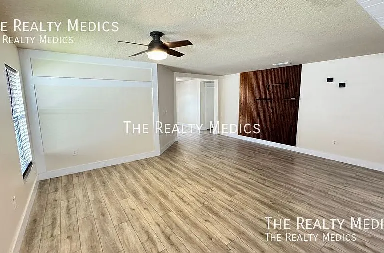1040 Elderberry Dr — Photo 8